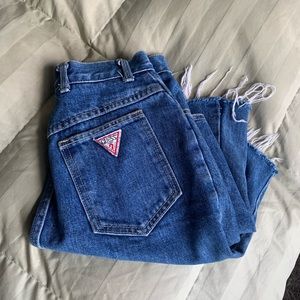 Mid-thigh high waisted guess denim skirt !